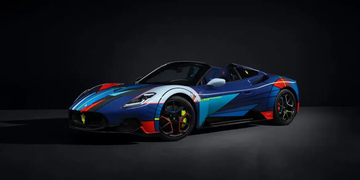 Maserati MC20 Cielo Opera d’Arte mit auffälliger, abstrakter Lackierung in Acid Yellow, Orange, Electric Green und Blau als Art Car.