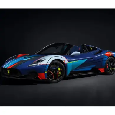 Maserati MC20 Cielo Opera d’Arte mit auffälliger, abstrakter Lackierung in Acid Yellow, Orange, Electric Green und Blau als Art Car.