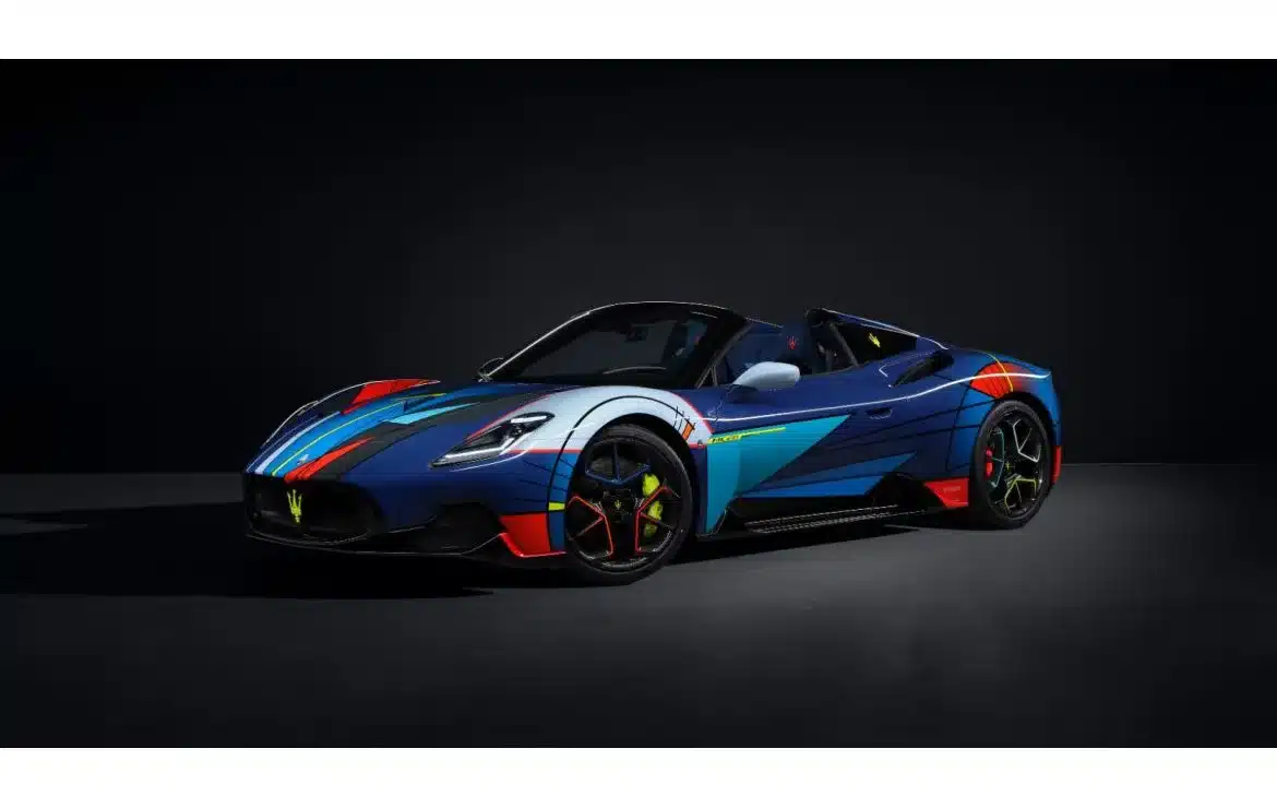 Maserati MC20 Cielo Opera d’Arte mit auffälliger, abstrakter Lackierung in Acid Yellow, Orange, Electric Green und Blau als Art Car.