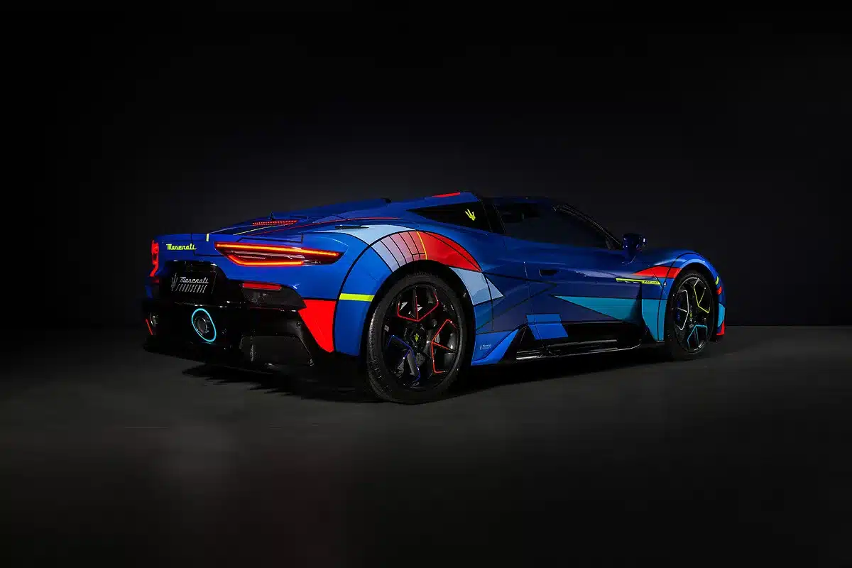 Der Maserati MC20 Cielo Opera d’Arte mit individueller, bunter Art-Car-Lackierung vor dunklem Hintergrund.