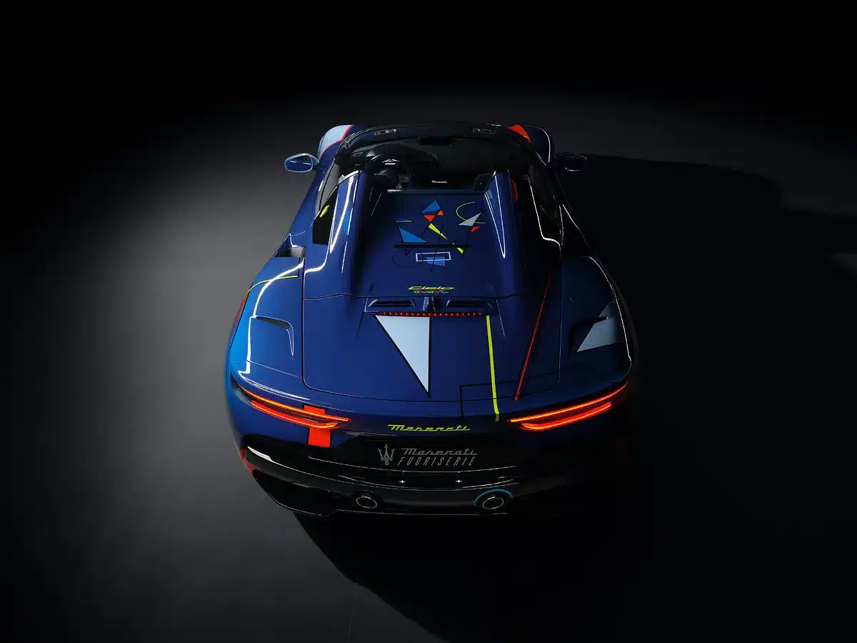 Heckansicht eines Maserati MC20 Cielo Opera d’Arte mit auffälliger, abstrakter Lackierung und leuchtenden Farbakzenten.