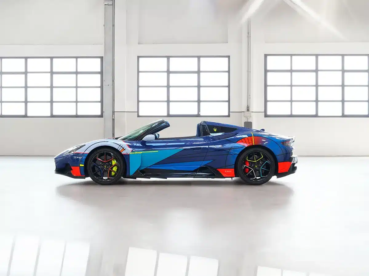 Seitenansicht des Maserati MC20 Cielo „Opera d’Arte“ mit künstlerischer Mehrfarblackierung