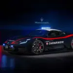 Maserati MCPURA als Carabinieri-Einsatzfahrzeug mit Polizei-Beklebung und Blaulicht, aufgenommen vor dunklem Hintergrund mit italienischer Flagge aus Lichtstreifen.