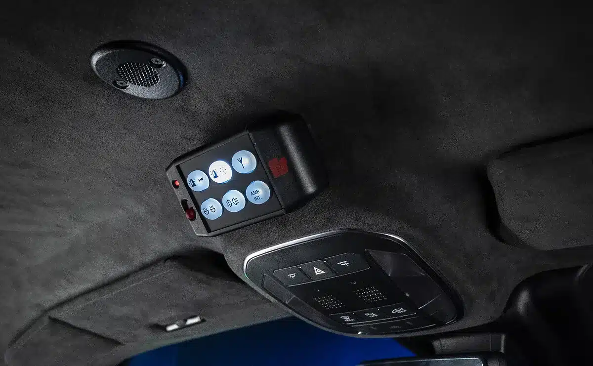 Detailaufnahme eines Steuerpanels im Dachhimmel eines Carabinieri-Einsatzfahrzeugs zur Bedienung von Signalanlage und Spezialausstattung