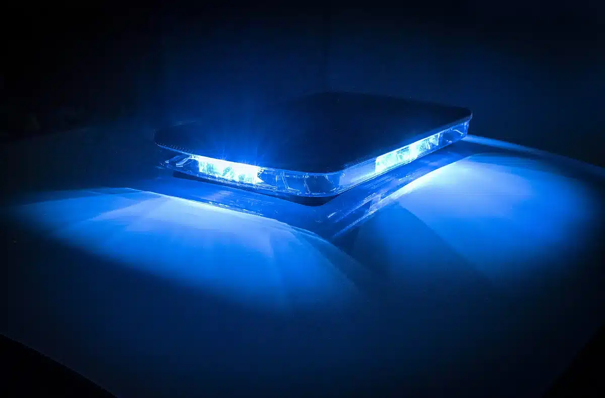 Leuchtendes Blaulicht auf dem Dach eines Einsatzfahrzeugs bei Nacht