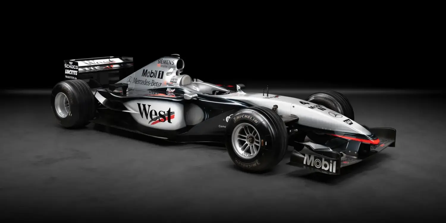 Seitenansicht des McLaren MP4-17A Formel-1-Autos mit West-McLaren-Mercedes-Lackierung auf schwarzem Hintergrund.