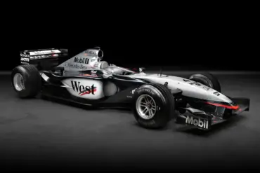 Seitenansicht des McLaren MP4-17A Formel-1-Autos mit West-McLaren-Mercedes-Lackierung auf schwarzem Hintergrund.