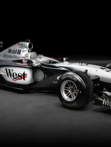 Seitenansicht des McLaren MP4-17A Formel-1-Autos mit West-McLaren-Mercedes-Lackierung auf schwarzem Hintergrund.