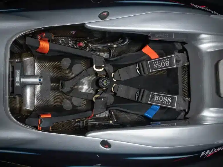 Cockpit eines McLaren MP4-17A Formel-1-Autos mit Sechspunktgurten und Kohlefaser-Monocoque von oben