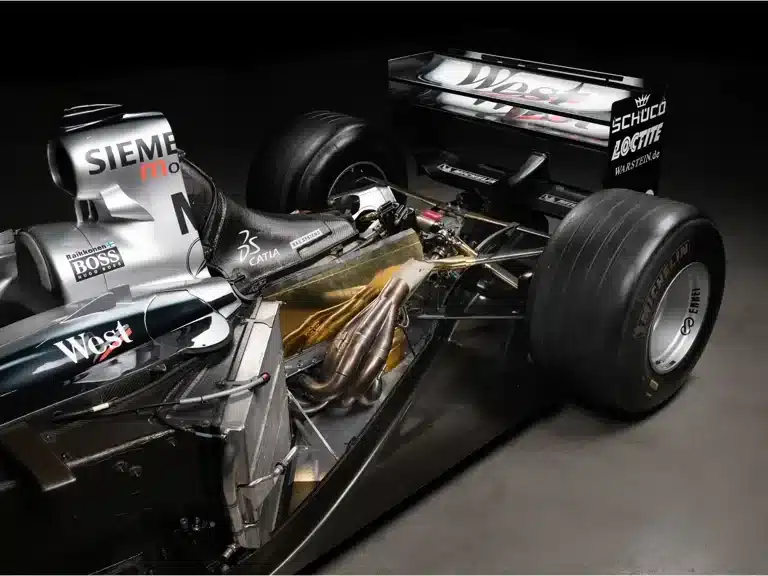 Detailaufnahme des McLaren MP4-17A Formel-1-Rennwagens mit sichtbarem Motor und Auspuff