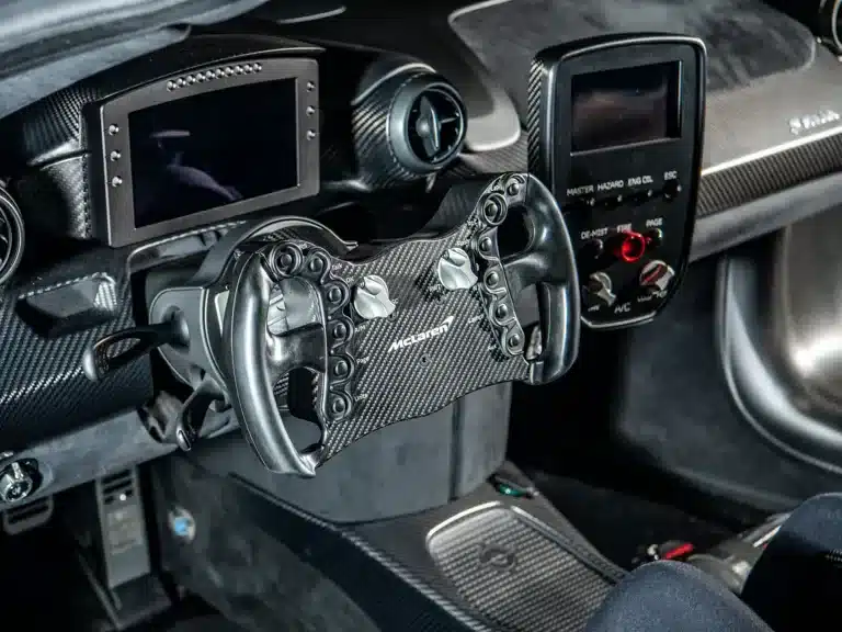 Renninterieur des McLaren Senna GTR mit abnehmbarem Carbon-Lenkrad und digitalen Anzeigen.