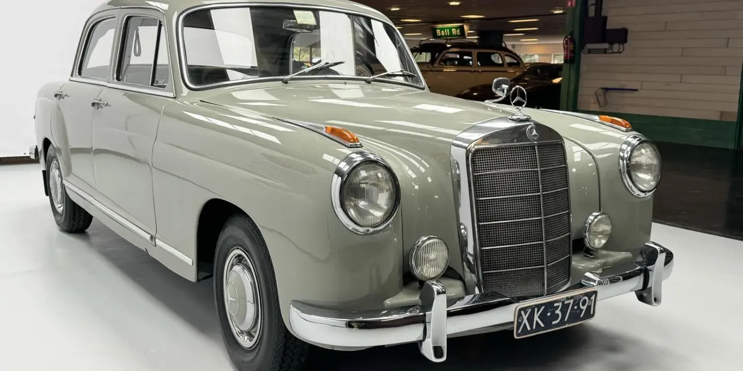 Mercedes-Benz 219 S Limousine Baujahr 1957, Ponton-Modell, helle Lackierung, Frontansicht in Halle