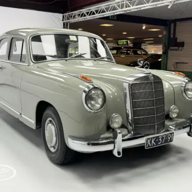 Mercedes-Benz 219 S Limousine Baujahr 1957, Ponton-Modell, helle Lackierung, Frontansicht in Halle