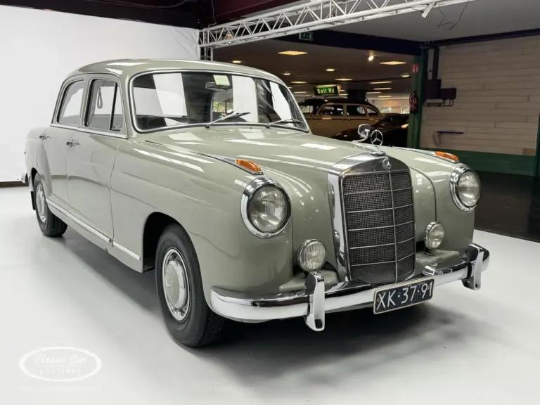 Mercedes-Benz 219 S Limousine Baujahr 1957, Ponton-Modell, helle Lackierung, Frontansicht in Halle