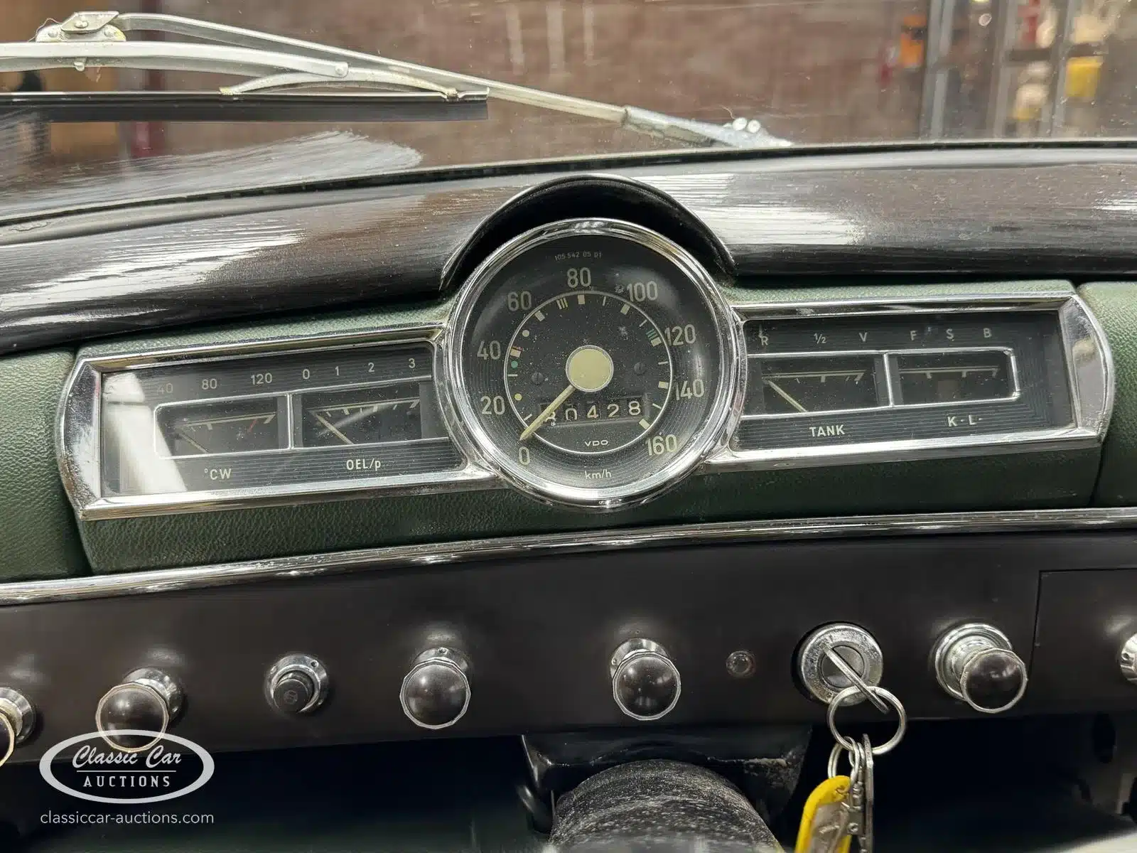 Detailansicht des Armaturenbretts im Mercedes-Benz 219 S aus dem Jahr 1957, mit Tachometer und weiteren Instrumenten.