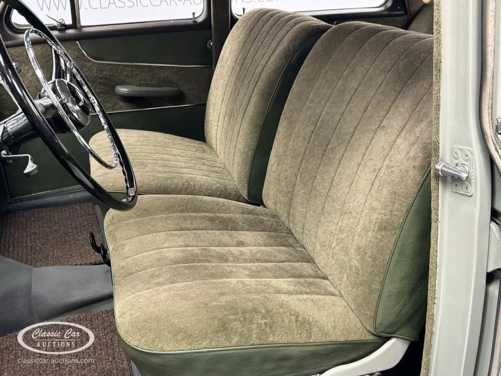 Der vordere Innenraum eines Mercedes-Benz 219 S Ponton von 1957 mit beiger Sitzbank und grünem Seitenleder