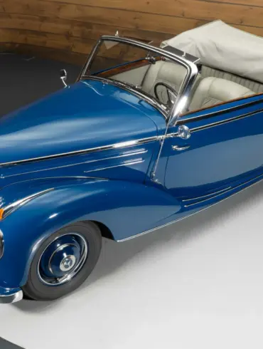 Blaues Mercedes-Benz 220 A Cabriolet aus dem Jahr 1951 mit beigem Verdeck und Chromdetails
