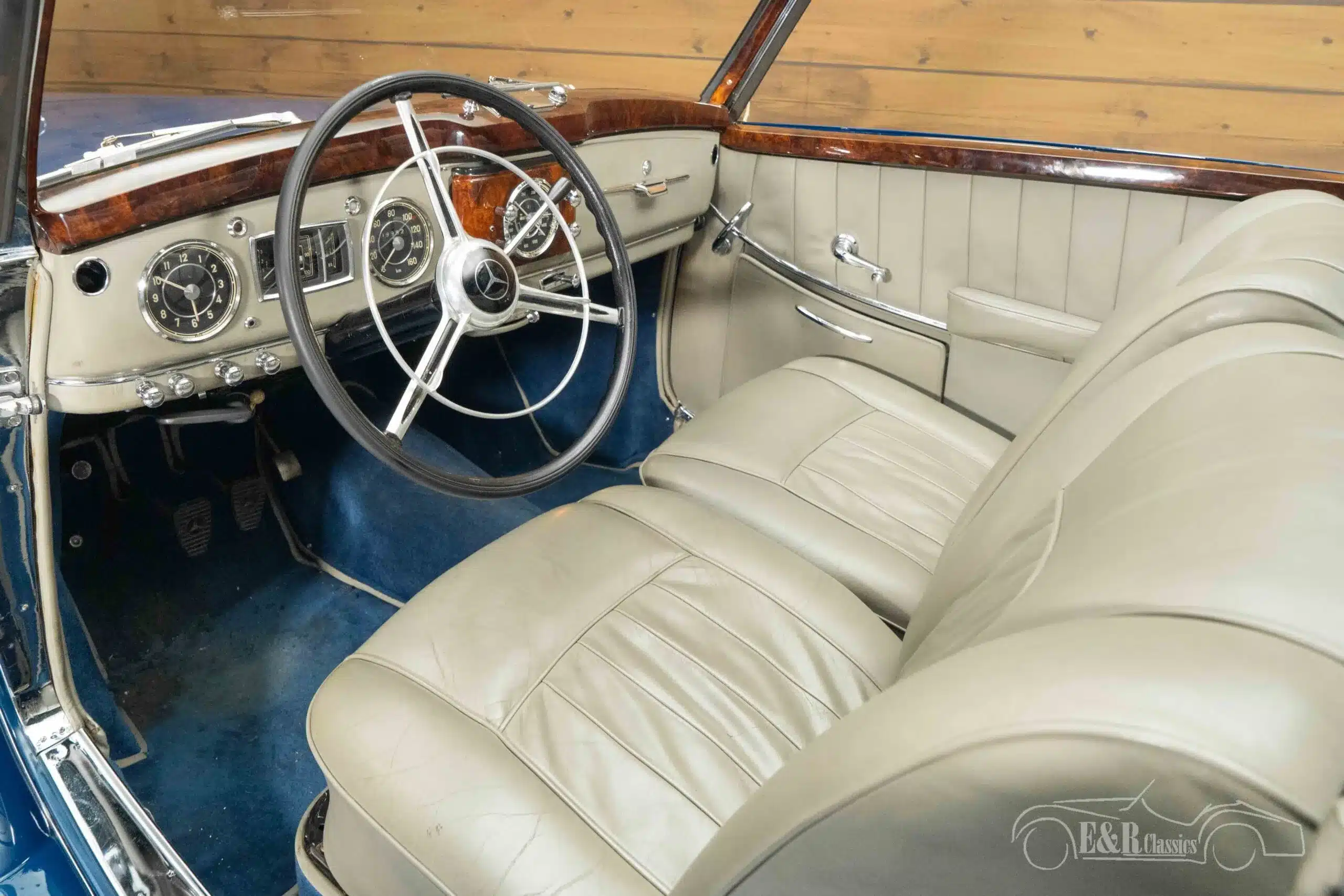 Innenansicht des Mercedes-Benz 220 A Cabriolet von 1951 mit beigem Leder, Holzdekor und klassischen Instrumenten