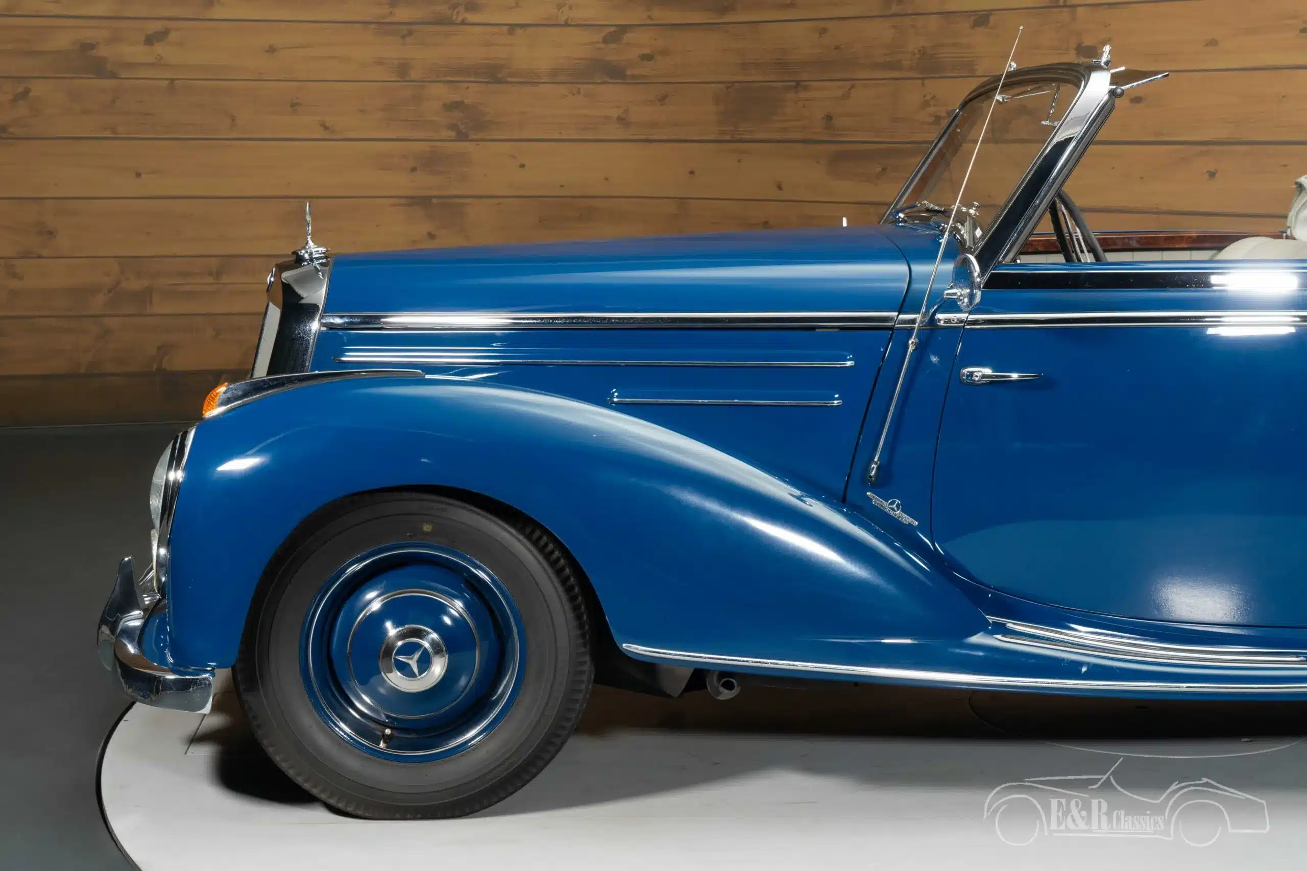 Mercedes-Benz 220 A Cabriolet 1951, blau, Seitenansicht vorne mit Rad, Chrom und Originaldetails