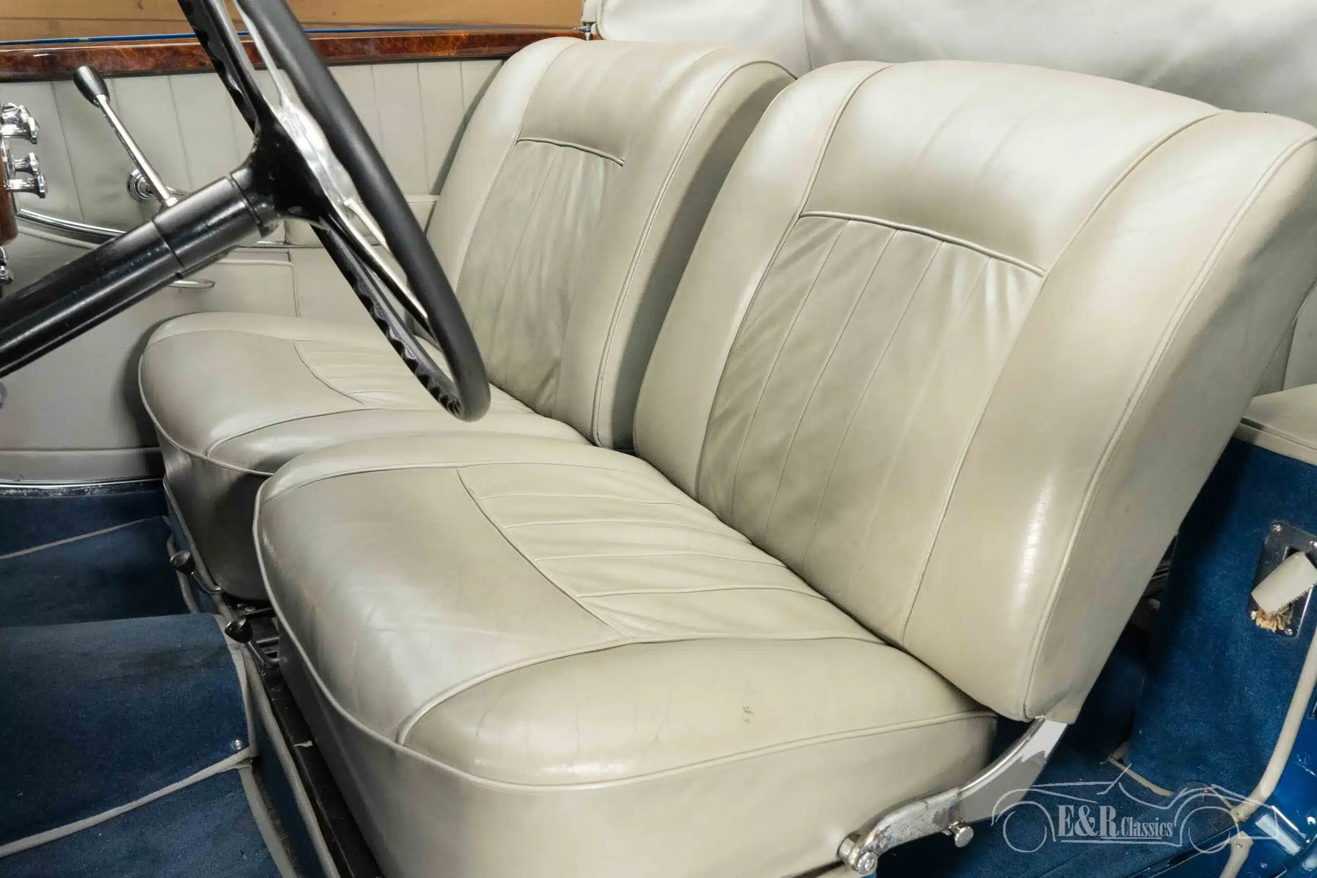 Beigefarbene Vordersitze und Lenkrad im Mercedes-Benz 220 A Cabriolet, Baujahr 1951, aus der Nahansicht