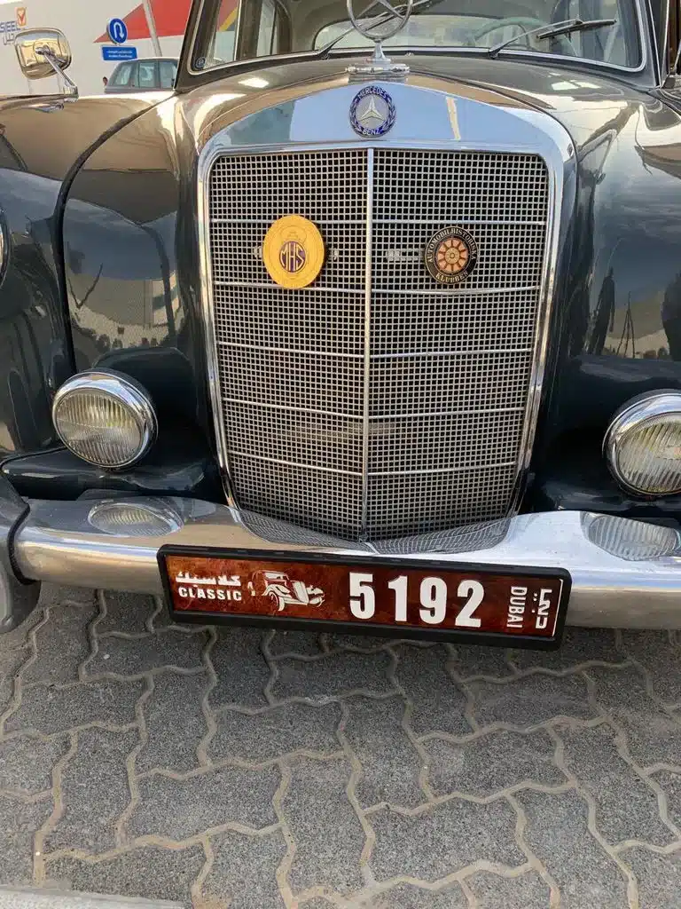 Kühlergrill und Front des Mercedes-Benz 220 S Ponton, Oldtimer mit Classic-Kennzeichen