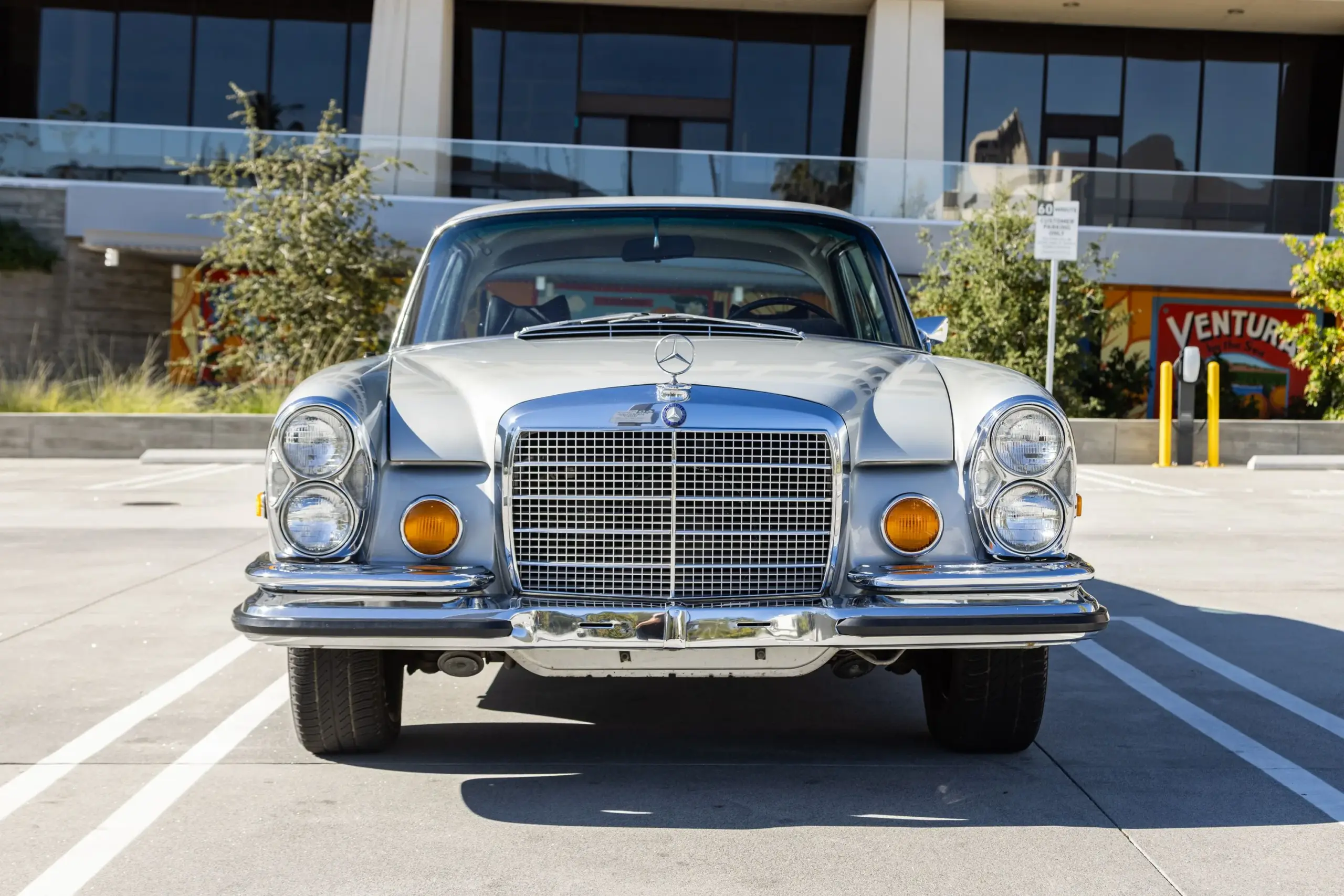 Frontansicht eines silbergrauen Mercedes-Benz 280SE Coupé (W111) Baujahr 1970, mit klassischem Kühlergrill und Doppelscheinwerfern.