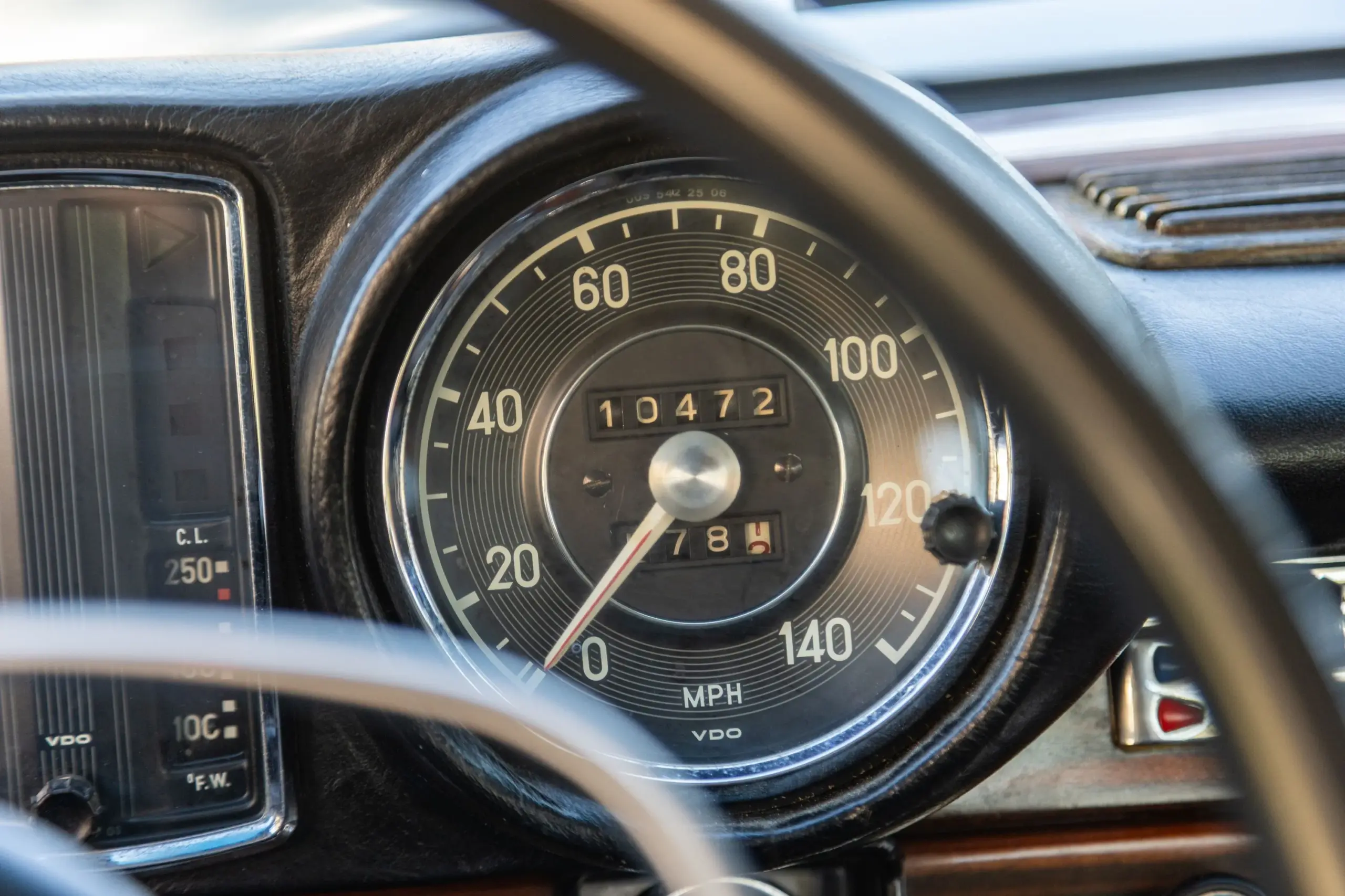 Nahaufnahme des Tachos mit 140 mph-Skala und Kilometerzähler im Mercedes-Benz 280SE Coupé W111, Baujahr 1970.