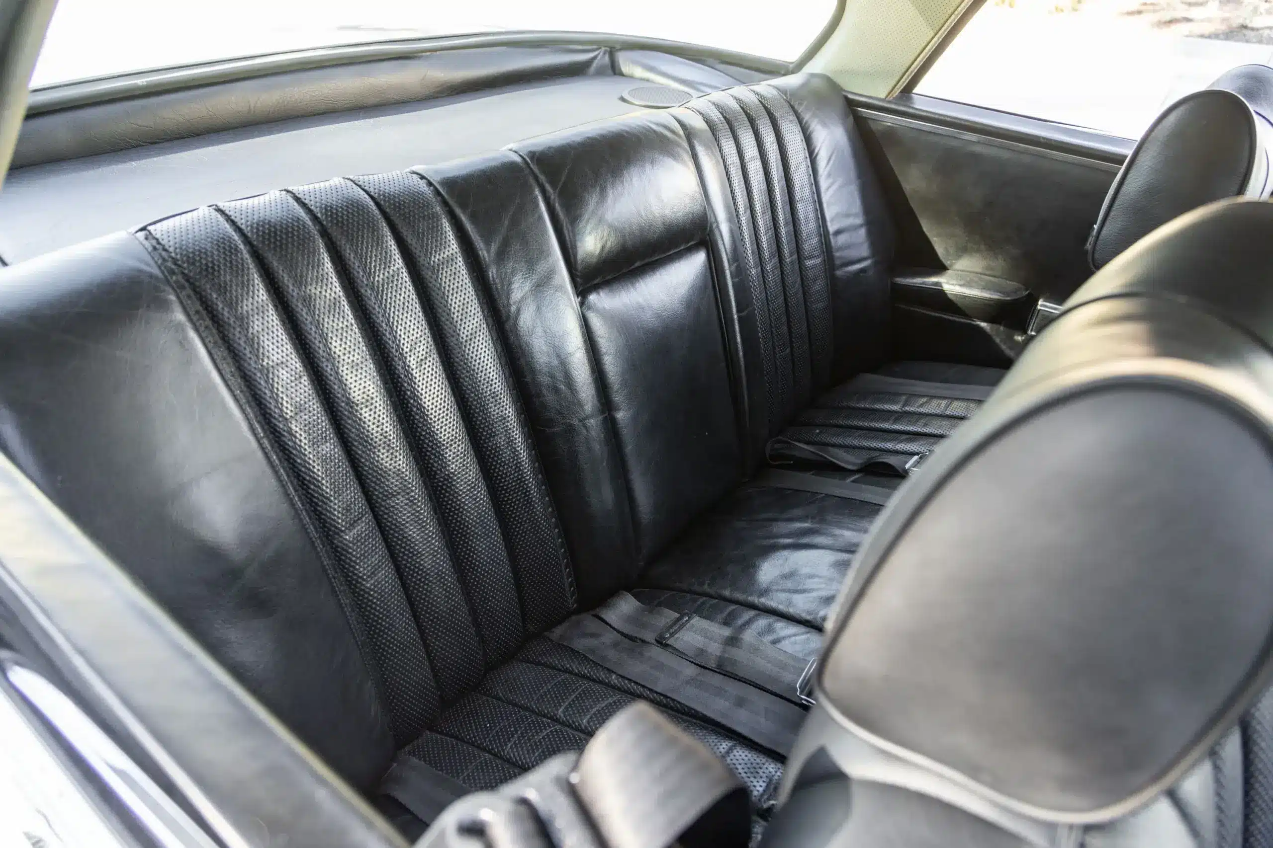 Rücksitzbank aus schwarzem Leder im Mercedes-Benz 280SE W111 Coupé, Baujahr 1970.