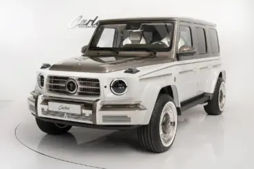 Mercedes-Benz G63 AMG Himalaya mit pastellweißer und goldener Diamantlackierung seitlich frontal im Studio