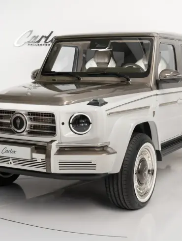 Mercedes-Benz G63 AMG Himalaya mit pastellweißer und goldener Diamantlackierung seitlich frontal im Studio