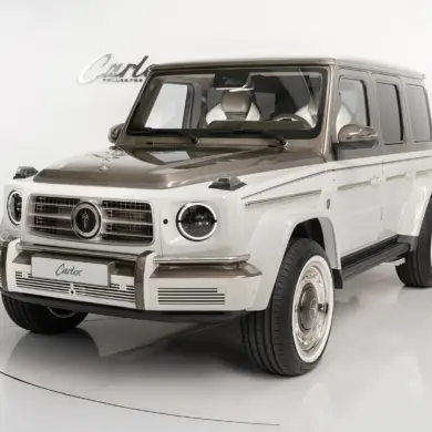 Mercedes-Benz G63 AMG Himalaya mit pastellweißer und goldener Diamantlackierung seitlich frontal im Studio