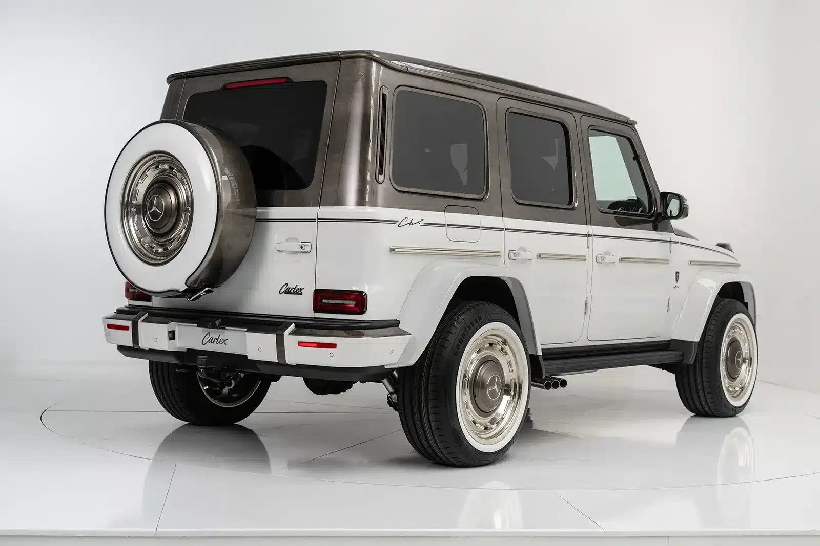 Heckansicht eines weißen Mercedes‑Benz G63 AMG Himalaya mit luxuriöser Veredelung von Carlex Design, gezeigt in einem hellen Studio.