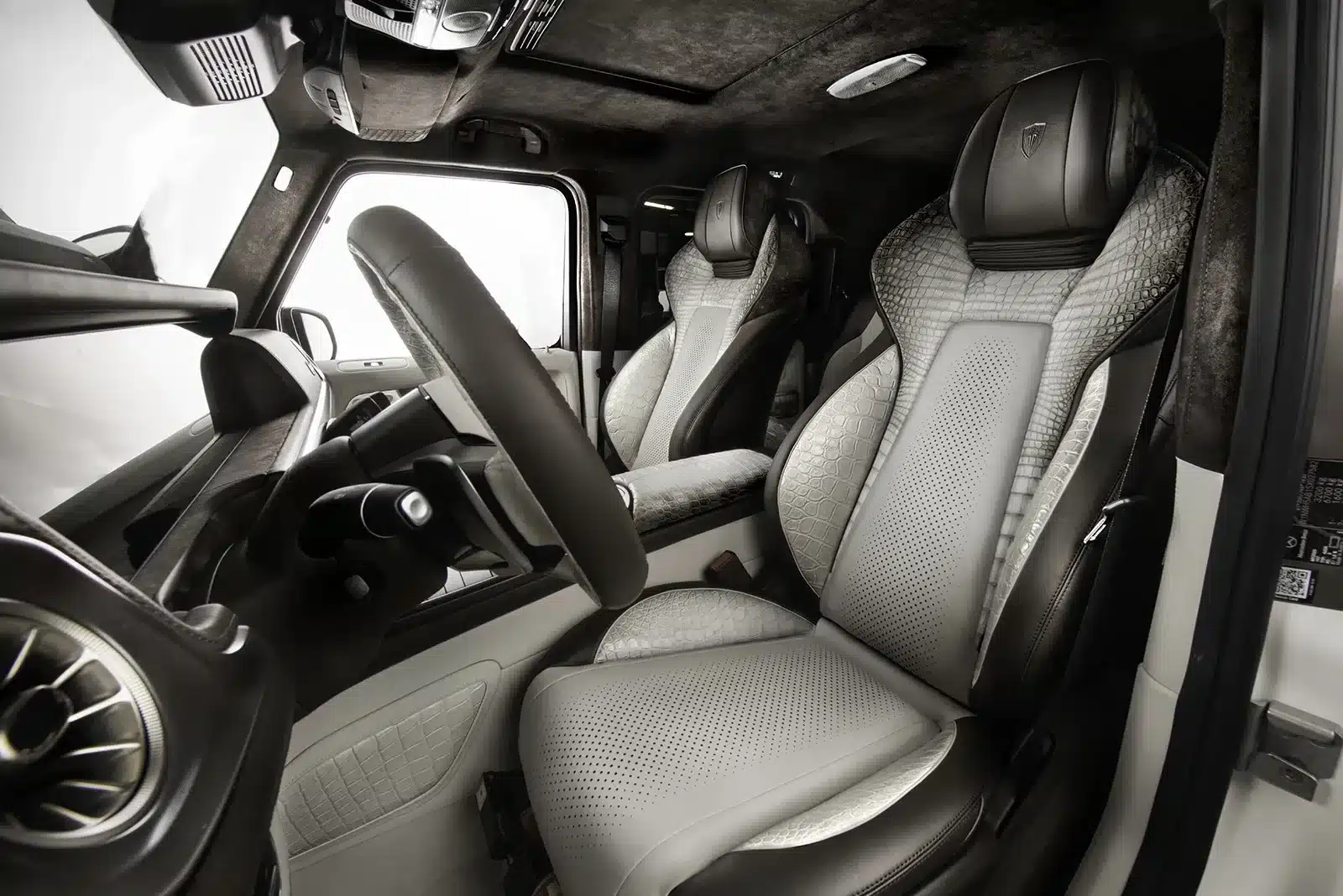 Luxuriöser Innenraum der Mercedes-Benz G63 AMG Himalaya Edition mit hellen, handgefertigten Ledersitzen und exklusiven Zierdetails.