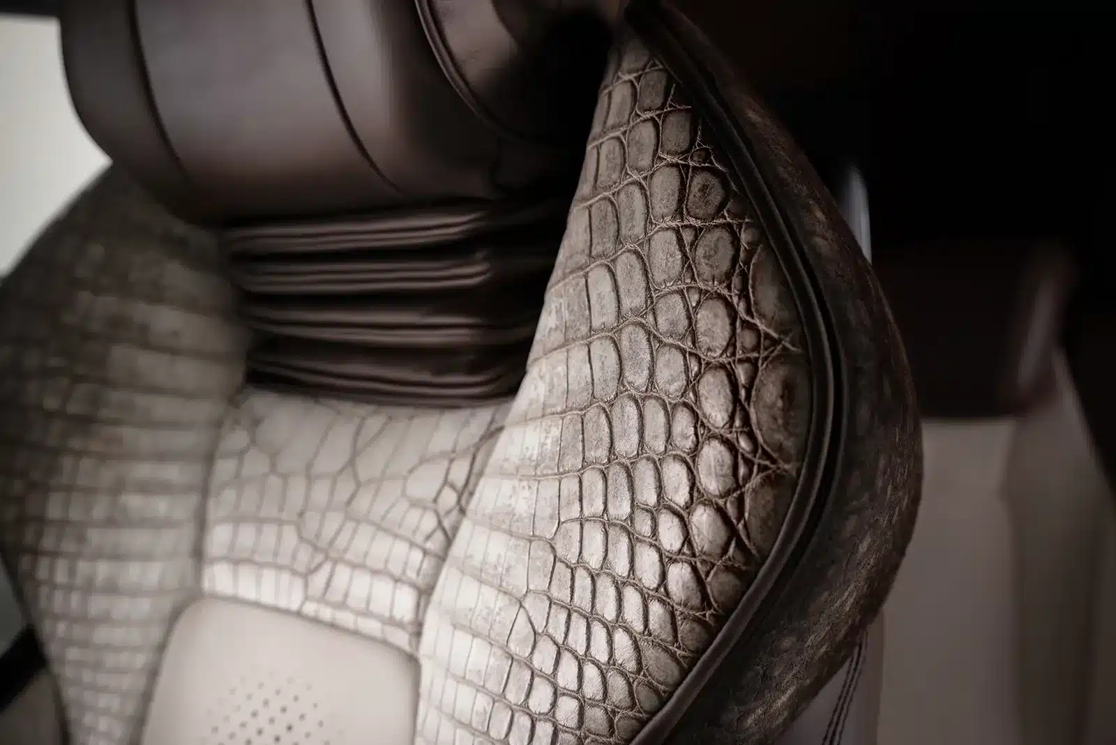 Luxuriöser Autositz der Mercedes-Benz G63 AMG Himalaya mit einzigartigem Lederbezug in Detailansicht.