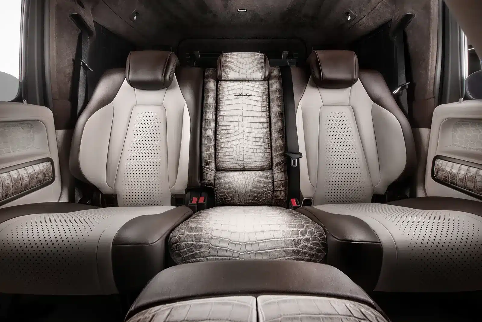 Hochwertig verarbeiteter, individuell gestalteter Innenraum mit handgearbeitetem Leder und Krokodillederdetails in einer Mercedes-Benz G63 AMG Himalaya Edition