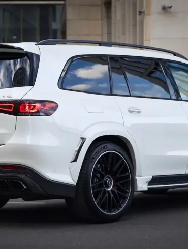 Heckansicht eines weißen Mercedes-Benz GLS 63 AMG (X167) mit LARTE Design Bodykit und auffälligen Sportfelgen.