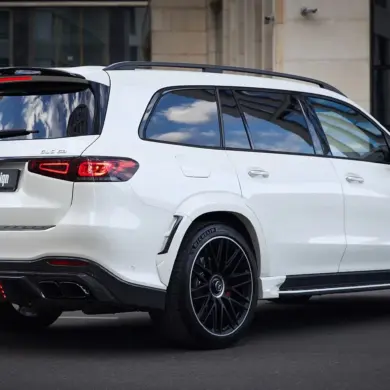 Heckansicht eines weißen Mercedes-Benz GLS 63 AMG (X167) mit LARTE Design Bodykit und auffälligen Sportfelgen.