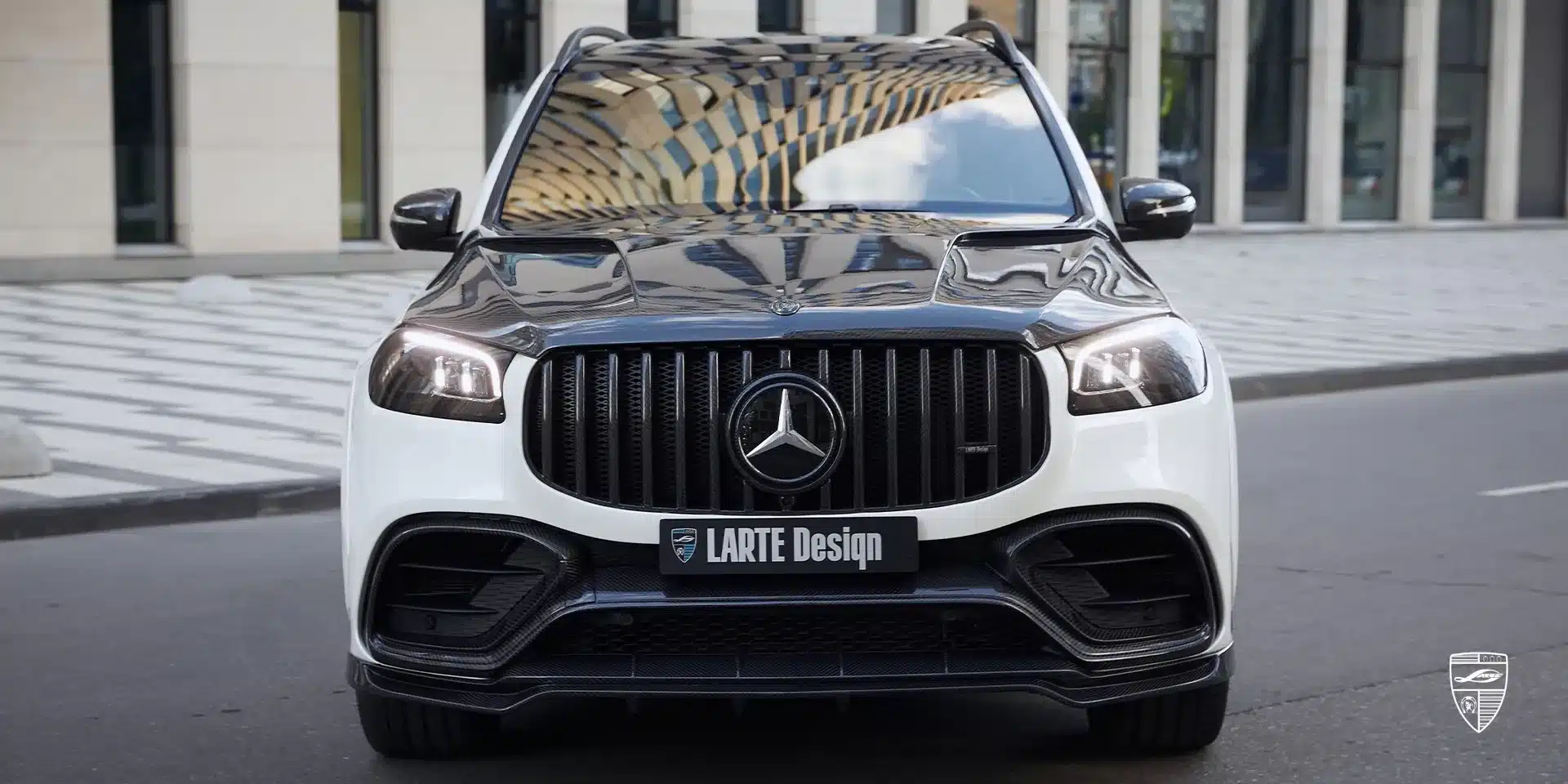 Frontansicht eines Mercedes-Benz GLS 63 AMG X167 mit LARTE Winner Edition Bodykit und Carbon-Motorhaube