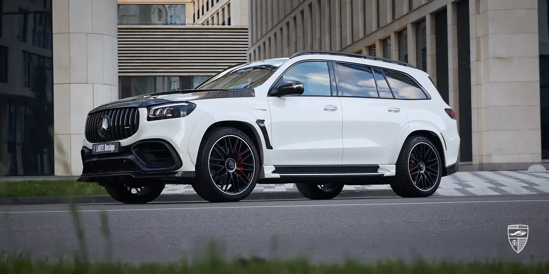 Mercedes-Benz GLS 63 AMG X167 mit LARTE Winner Bodykit und großen schwarzen Felgen in urbaner Umgebung.