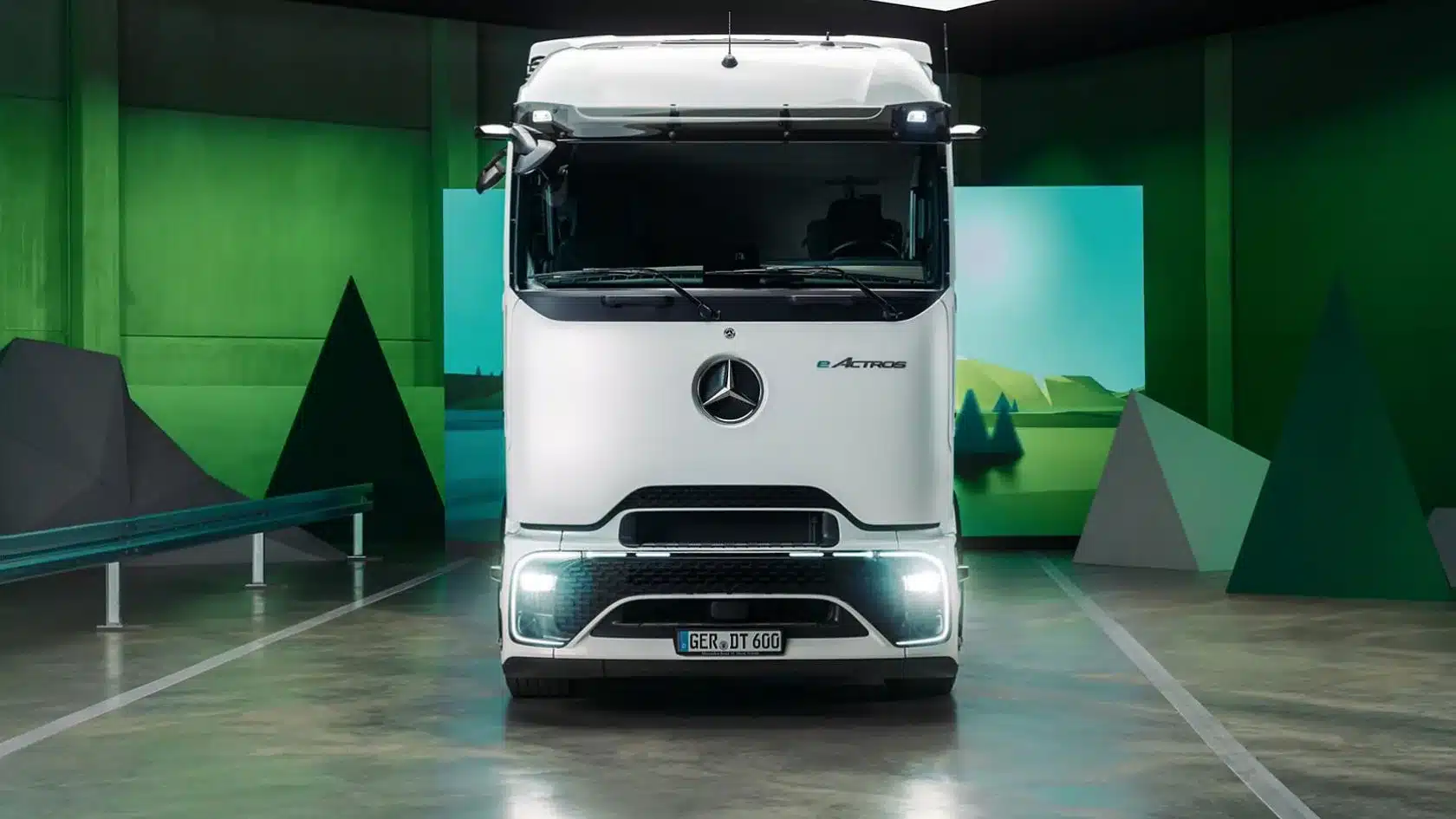 Mercedes eActros, elektrischer Lkw, Frontaufnahme in moderner Umgebung