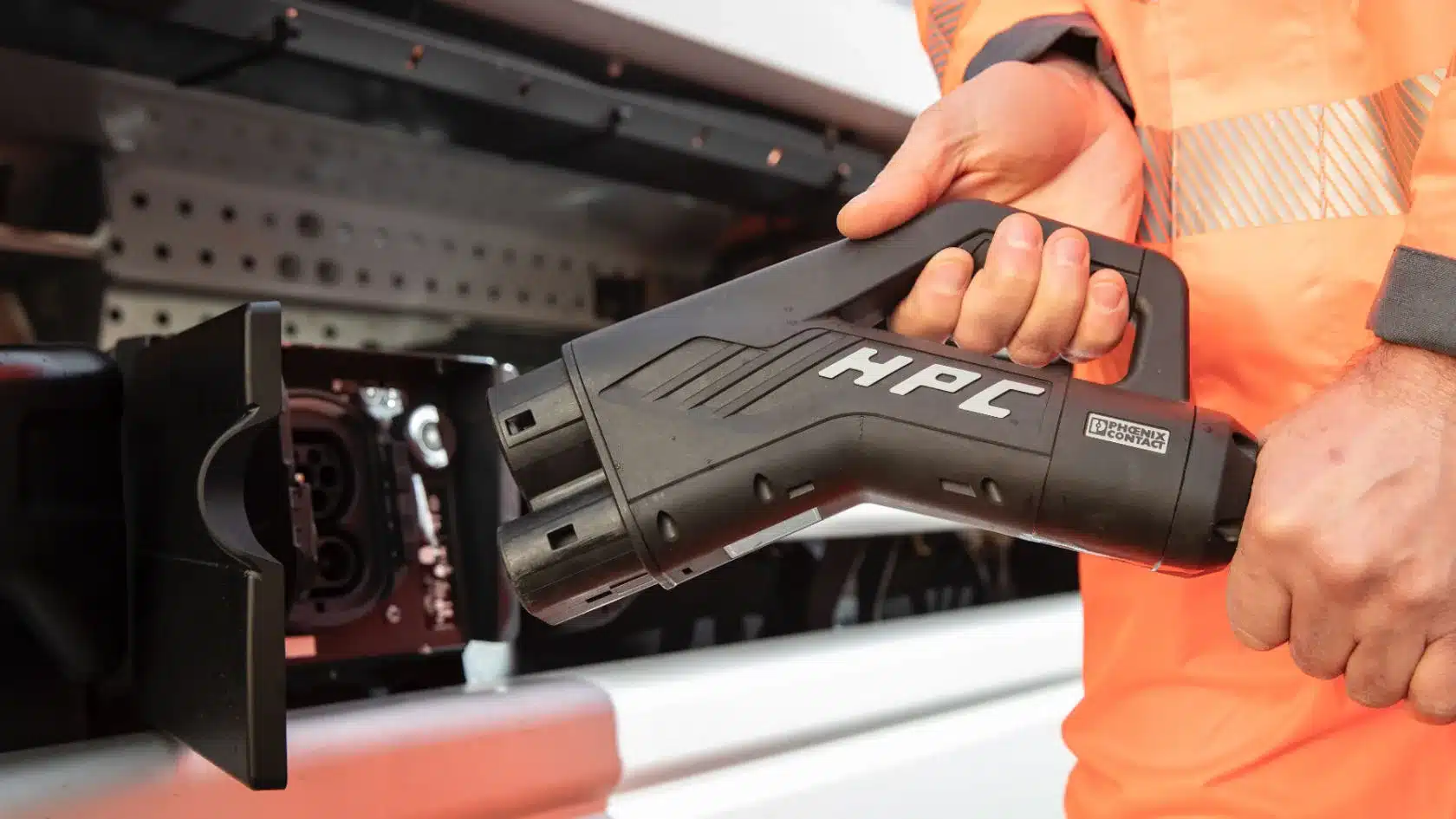 Ladestecker wird an den Ladeanschluss des Mercedes-Benz eEconic Elektro-Lkw angeschlossen.