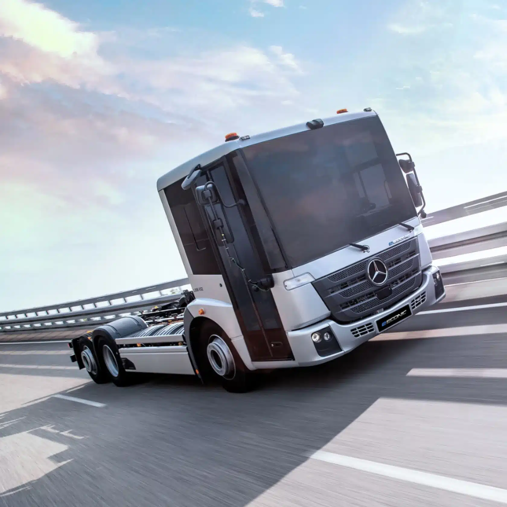 Mercedes-Benz eEconic Elektro-Lkw fährt auf der Straße mit moderner Low-Entry-Kabine und ohne Aufbau.