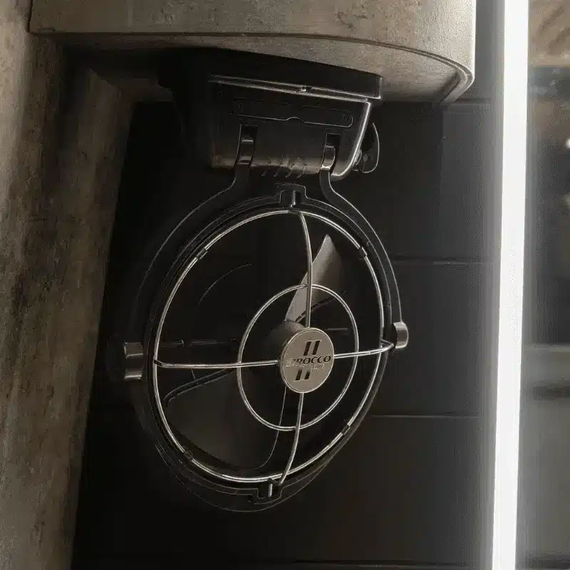 Nahaufnahme eines Caframo-Lüfters im Innenraum eines umgebauten Sprinter-Transporters als mobiler Barbershop.