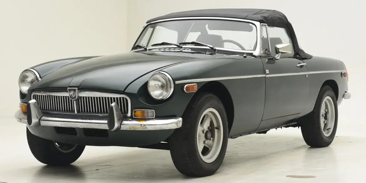 MGB Roadster aus dem Jahr 1980 mit geschlossenem schwarzen Stoffverdeck vor neutralem Hintergrund