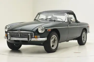 MGB Roadster aus dem Jahr 1980 mit geschlossenem schwarzen Stoffverdeck vor neutralem Hintergrund