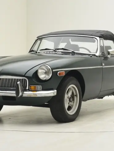 MGB Roadster aus dem Jahr 1980 mit geschlossenem schwarzen Stoffverdeck vor neutralem Hintergrund