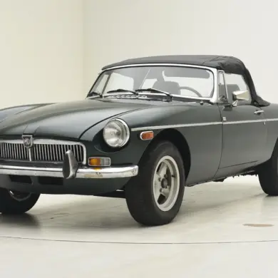 MGB Roadster aus dem Jahr 1980 mit geschlossenem schwarzen Stoffverdeck vor neutralem Hintergrund