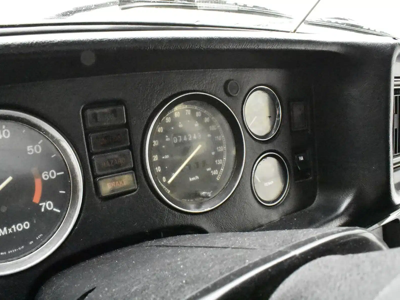 Armaturenbrett und Tachometer eines MGB Roadsters, Baujahr 1980, mit gut ablesbarem Kilometerstand.