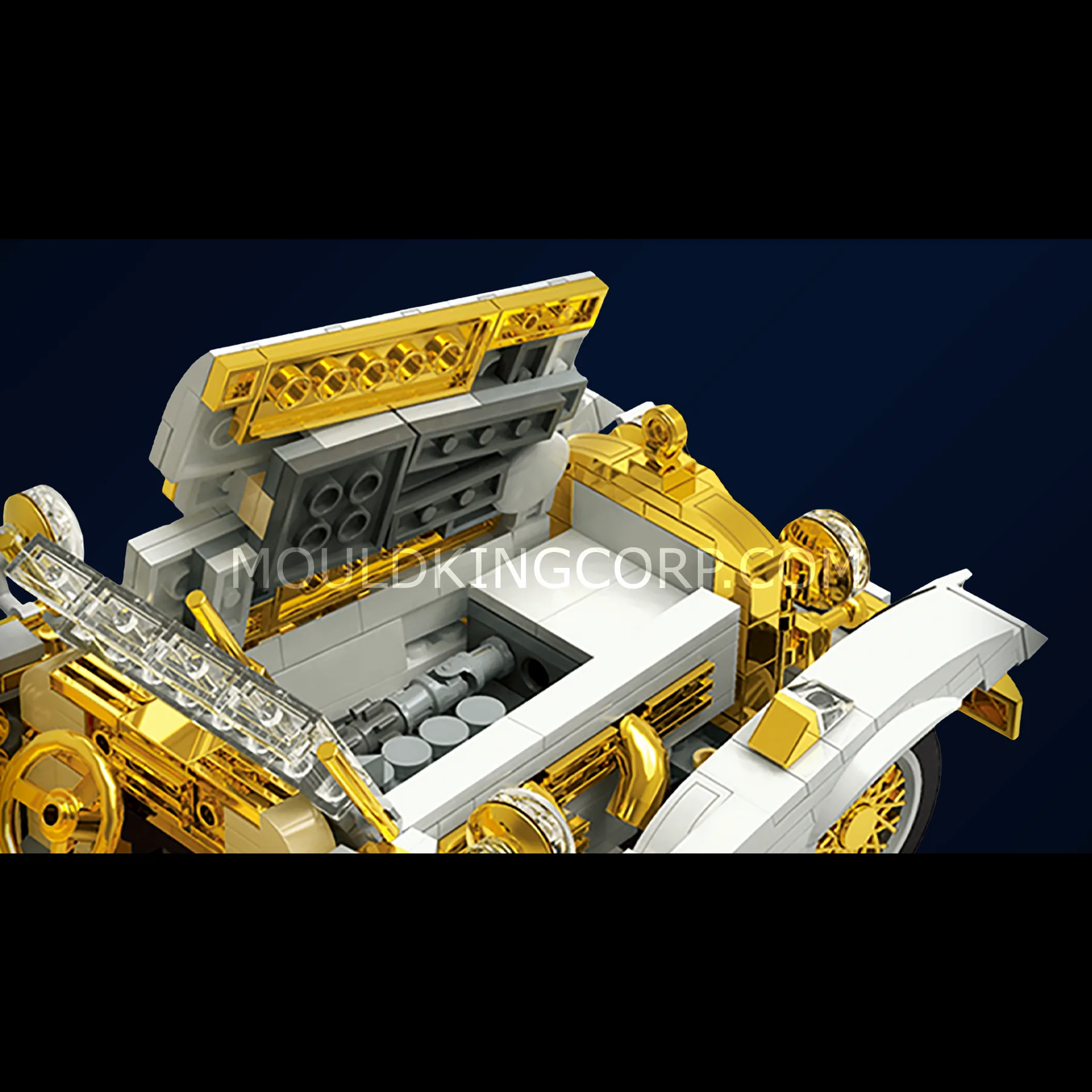 Detailansicht des geöffneten Motorraums vom MOULD KING 10003 K500 Vintage Car mit goldenen Chromteilen.