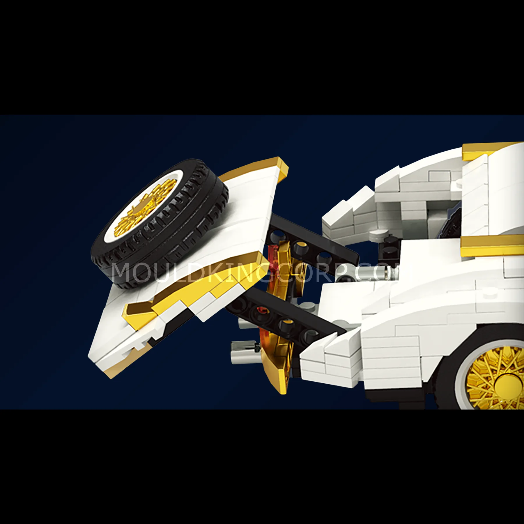 Geöffneter Kofferraum des MOULD KING 10003 K500 Vintage Car Klemmbaustein-Sets mit Ersatzrad und goldenen Details.